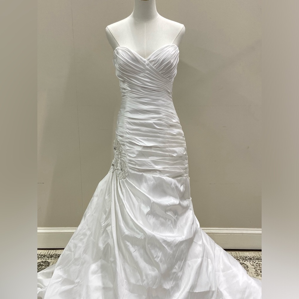 NWT Maggie Sottero wedding dress. Size 12